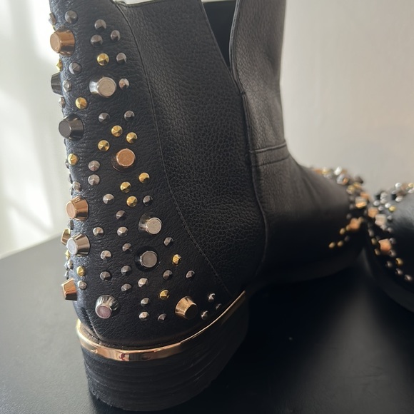 Modern Vice brand booty used couple of times size 6 one side in a litte tear - Picture 5 of 17